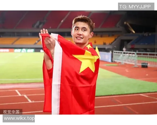 球员身穿国旗庆祝夺冠，感动无数网友