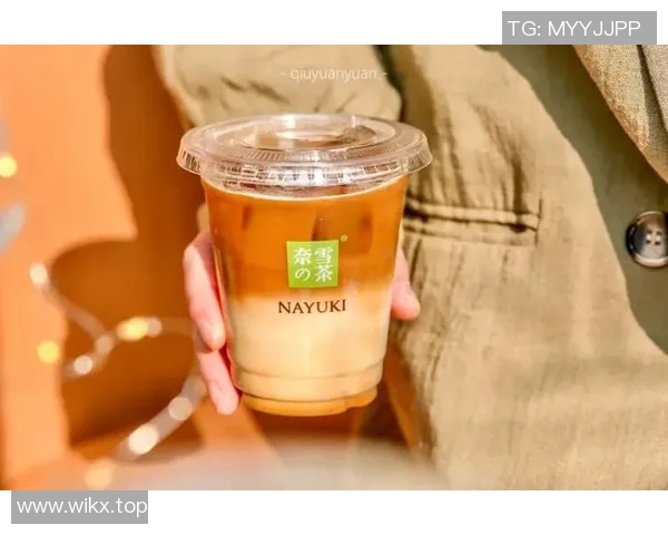 球迷胜利狂欢免费送奶茶市民街头排长龙共庆激情时刻